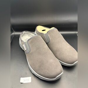 **CLOSET CLOSEOUT** (NIB)Skechers On-The-Go Snuggly slip on clog shoe - 9.5W